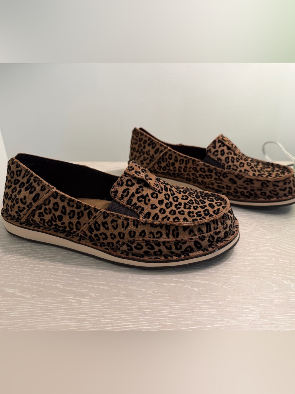 *LIKE NEW* Ariat Women’s Cruiser - Likely Leopard - Suedes Leather Loafers